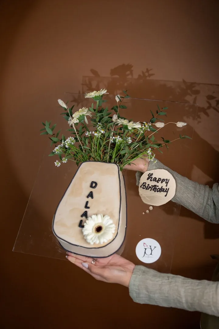 Long Flower Vase Cake