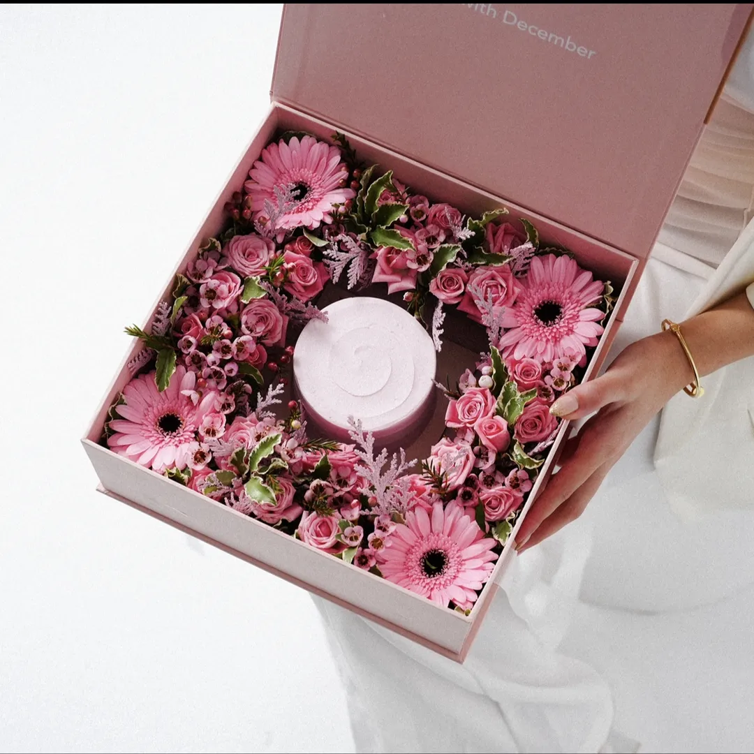 D box flower pink with mini cake 2inch box size 25/25 mix chocolate vanilla