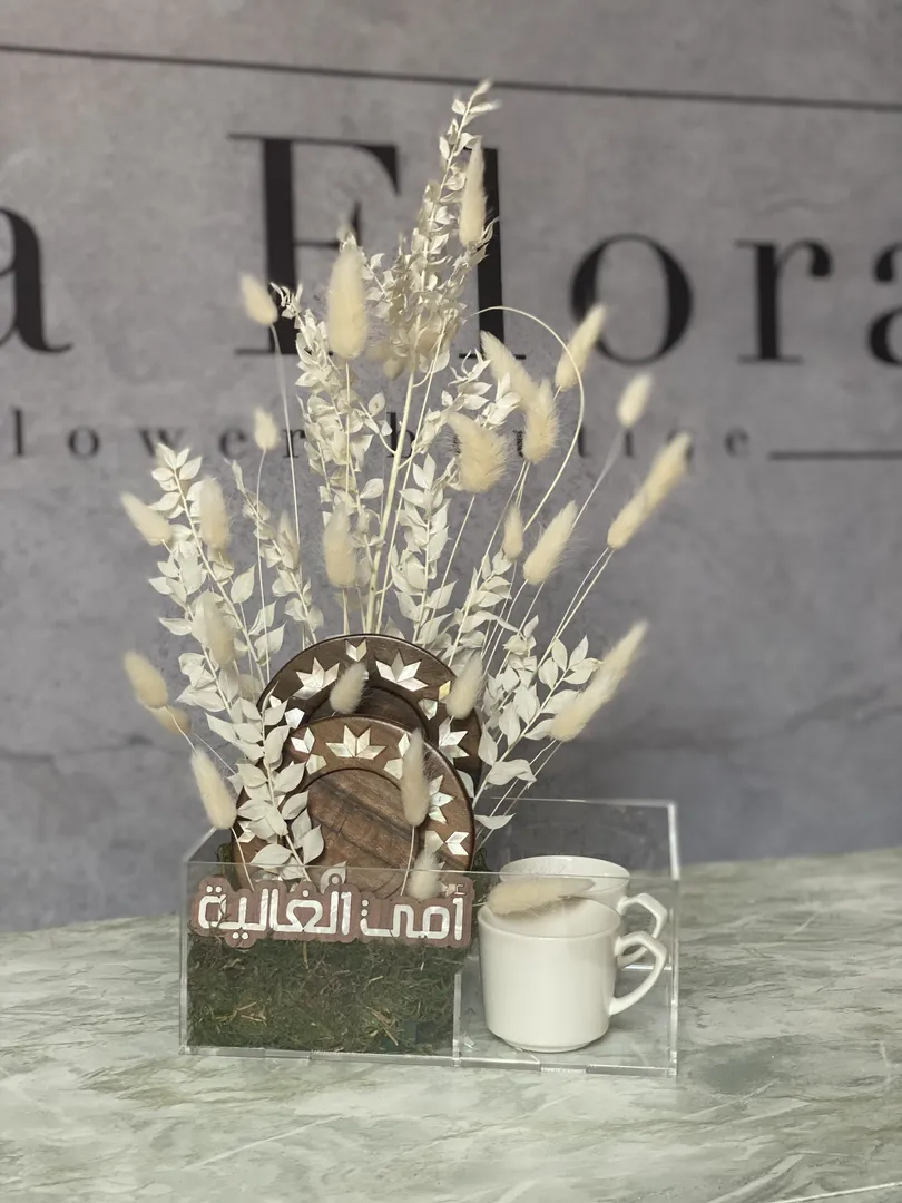 اكواب مزينة بالورود