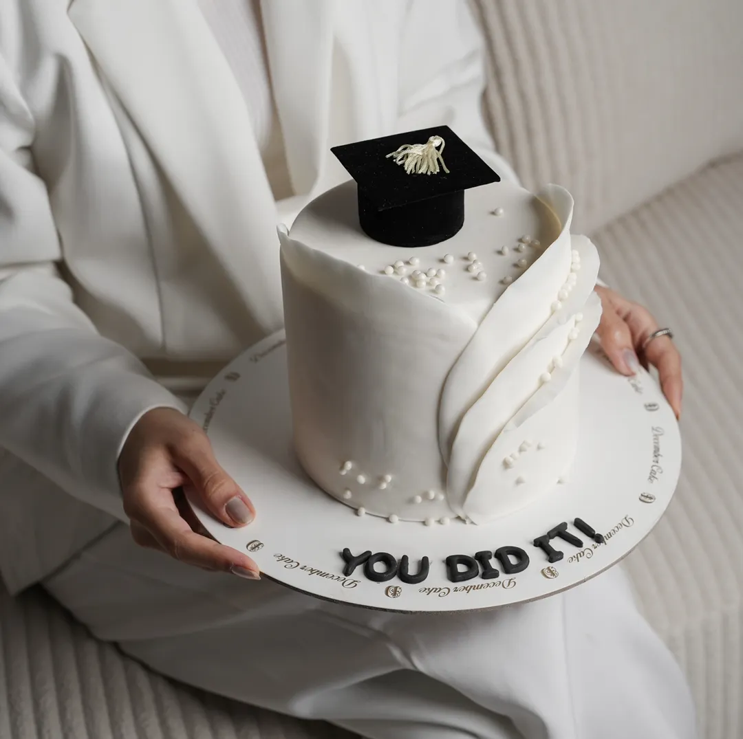 Graduation cake 6inch white mix chocolate cake