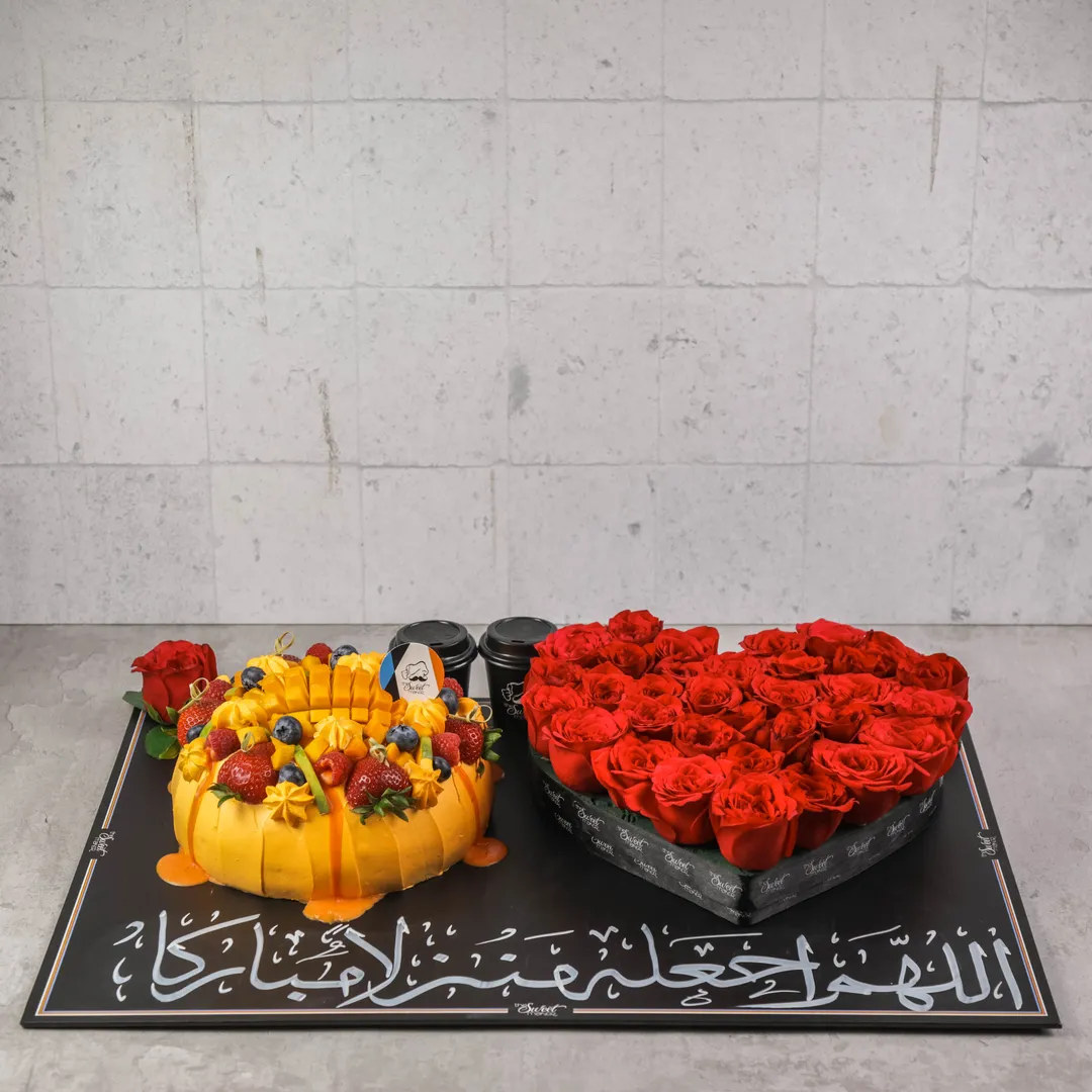 كيكة المانغو بيري مع قلب من الورد الجوري