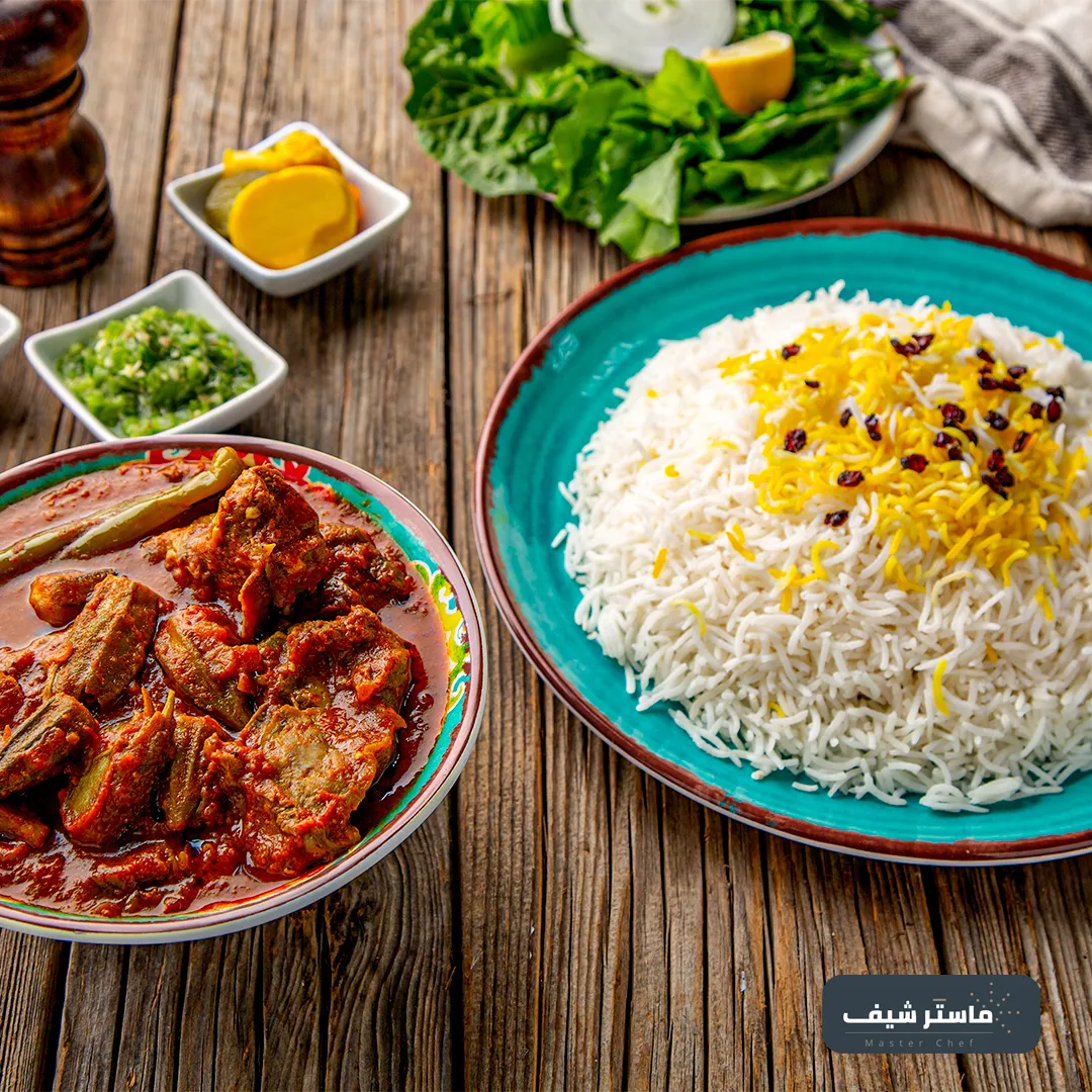 مرق باميا باللحم مع عيش مشخول