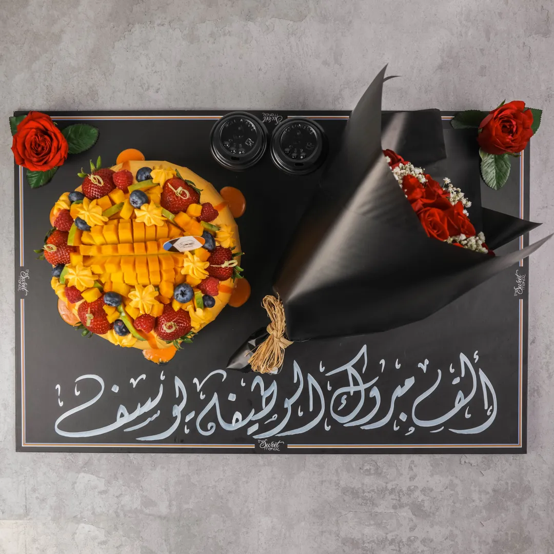 Special Mango Berry Cake With Bouquet