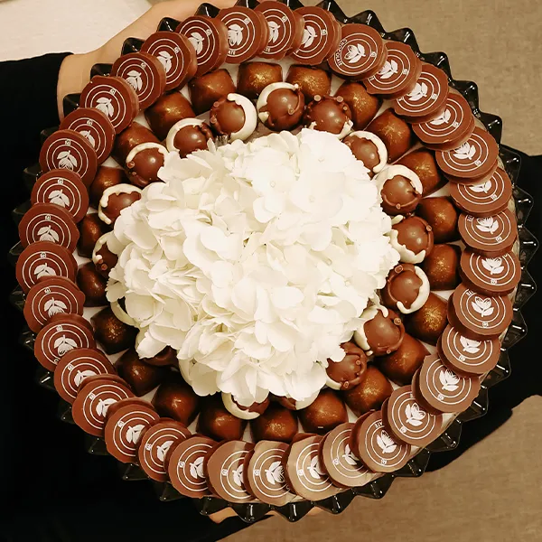 Crystal chocolate stand with natural roses E2