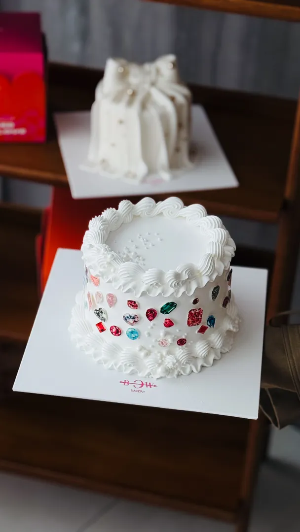 White Jewelry Cake (5 inch)