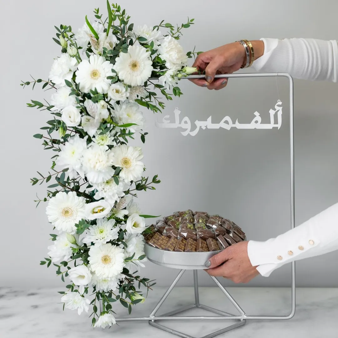ستاند الشوكلت الرمادي مع ورد الجربارة الابيض