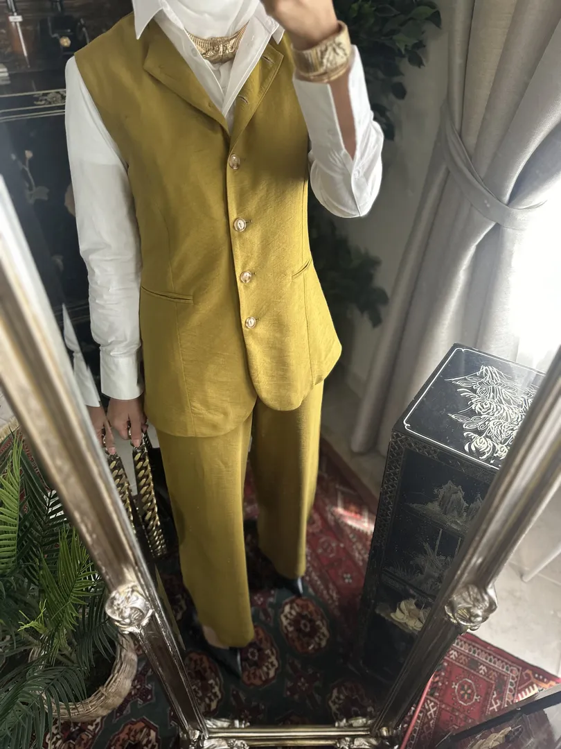 V suit