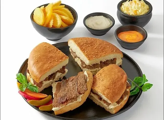 ساندوتش ماريا شاورما لحم بالجبنة الموتزاريلا