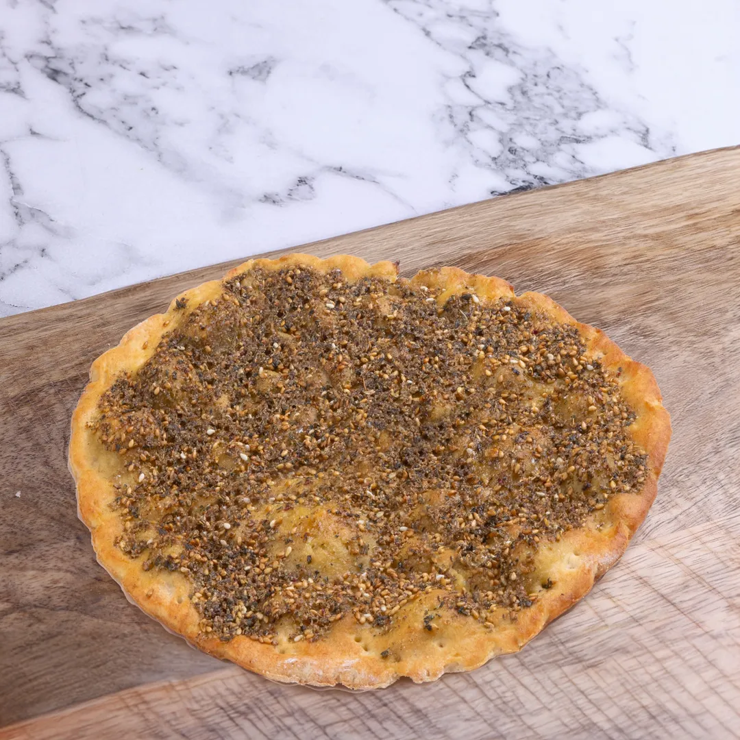 فطيرة زعتر عجينة أسمر