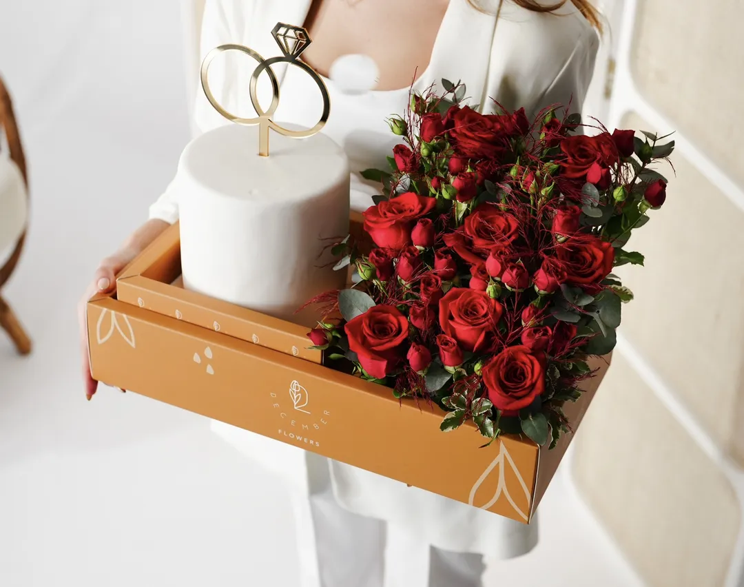 Gold box flower with cake ( red flower + ring 💍+ cake pink 4inch mix chocolate vanilla)