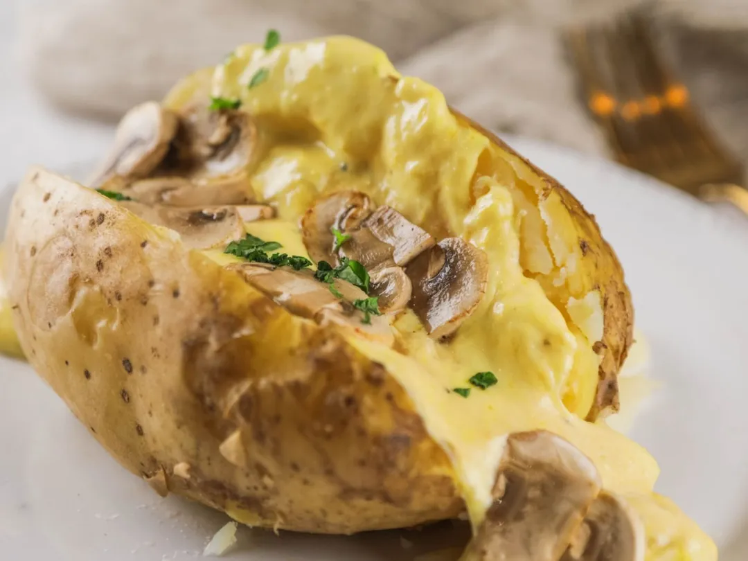 بطاطا مشوية مع جبنة شيدر وفطر