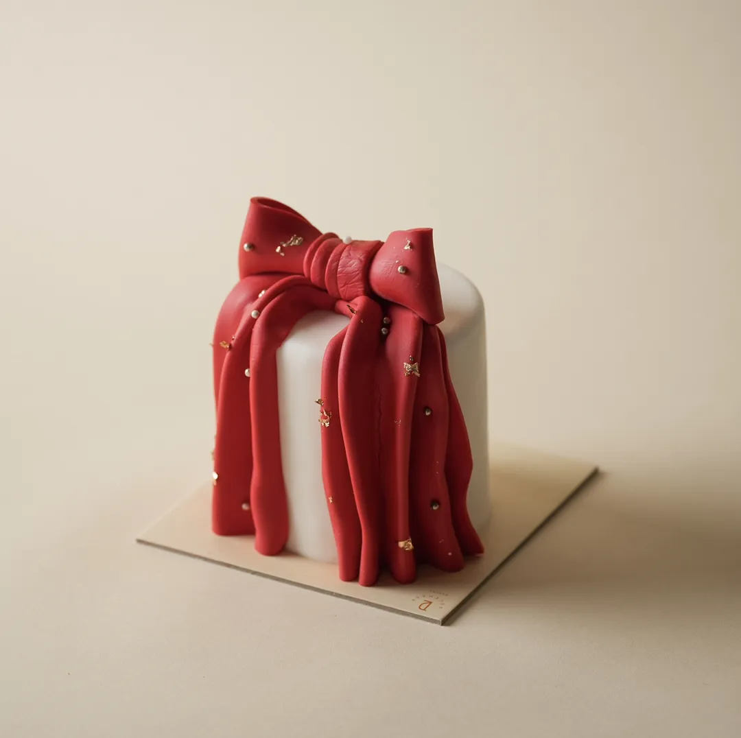 White cake red ribbon 🎀 4inch mix chocolate vanilla