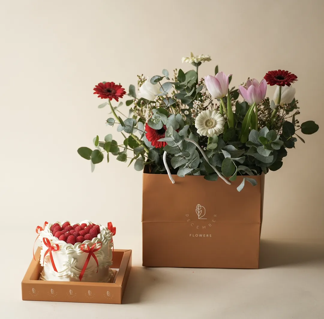 Berry hearts white cake 4inch + mix hand flower
