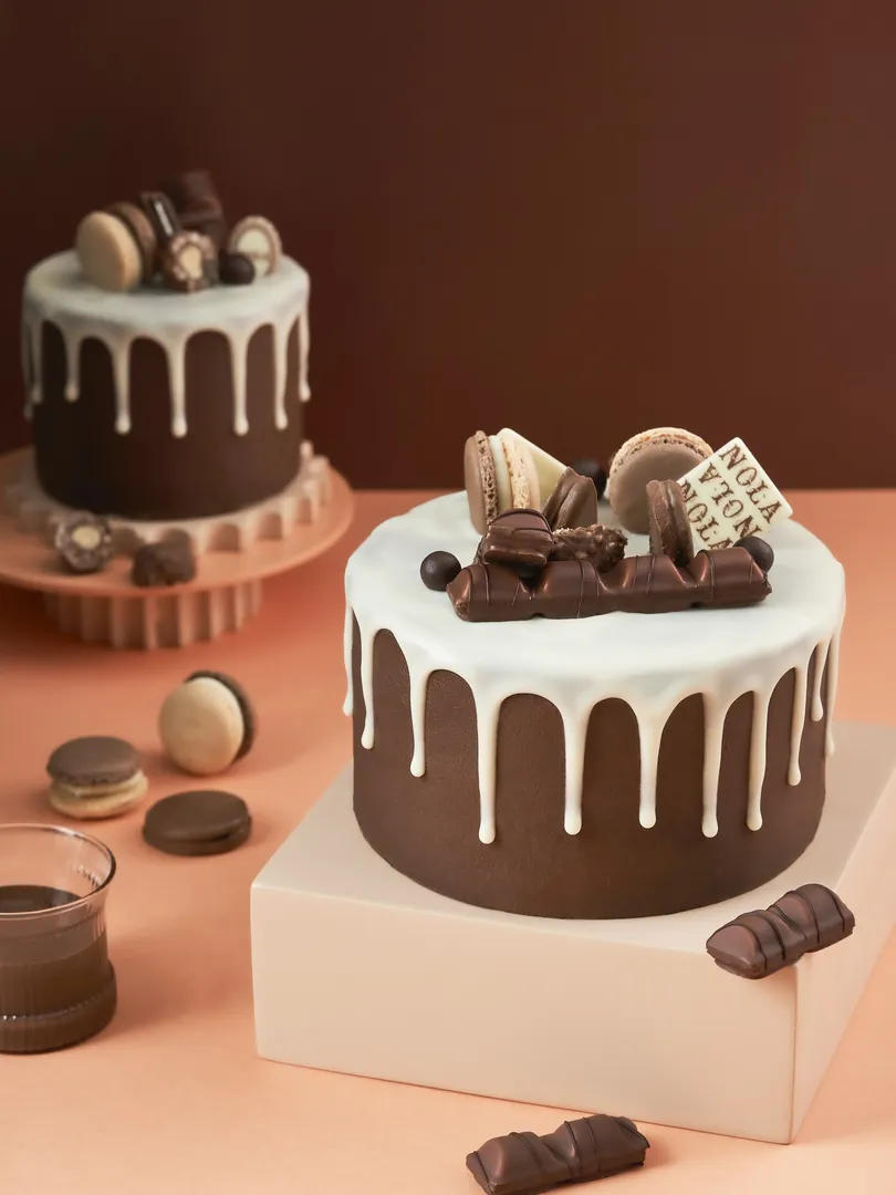 Kinder Bueno Bomb Cake