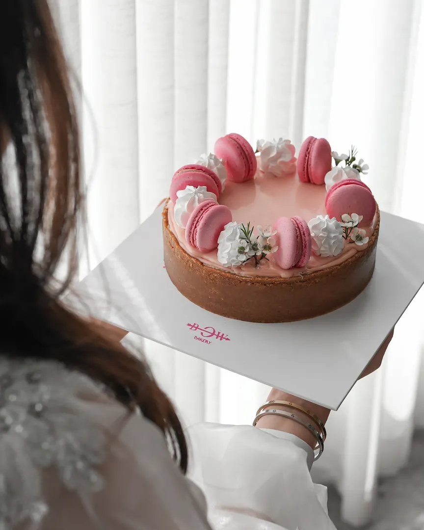 Strawberry Cheesecake with Macarons 🍓🩷