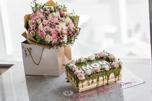 Bundle Mom Pistachio Cake with Flower