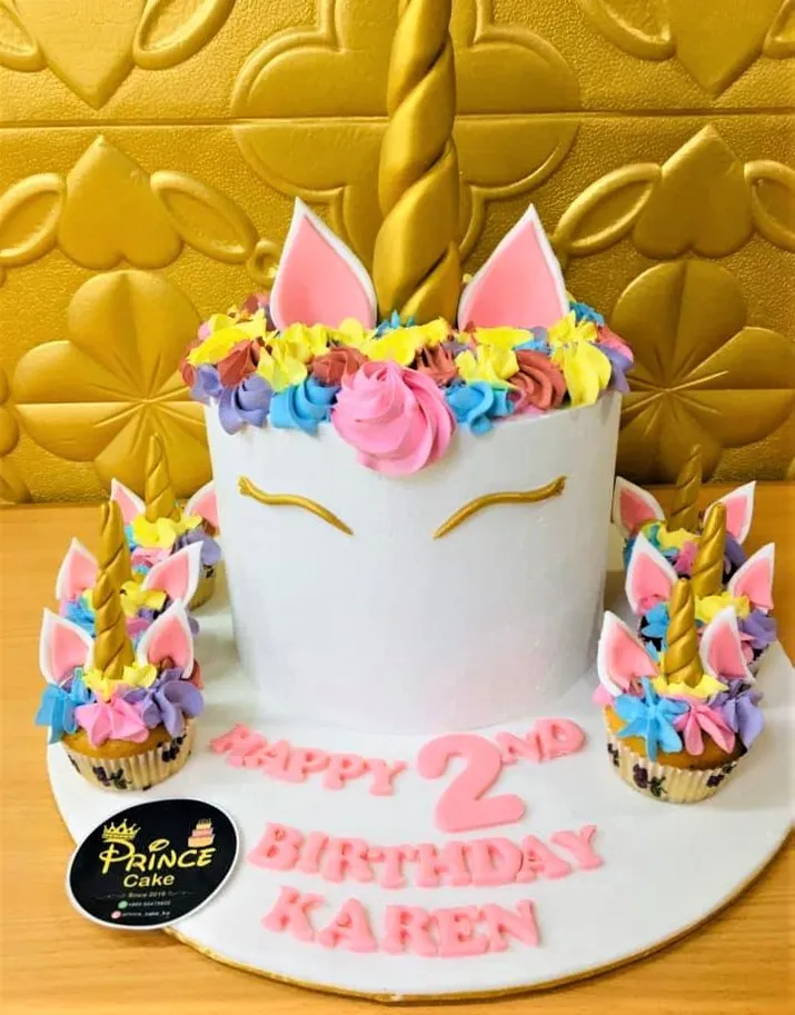 unicorn with 6 cupcake