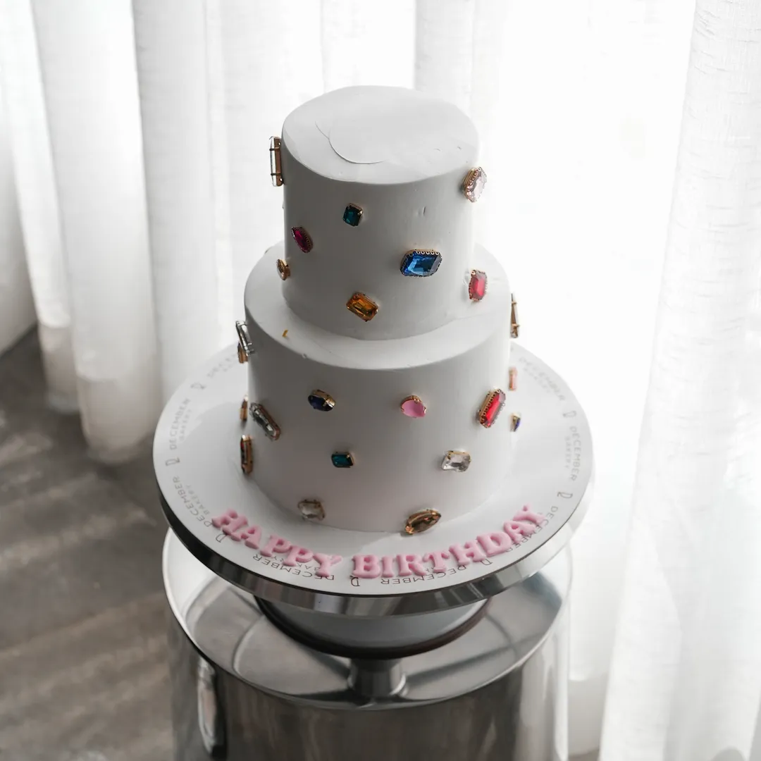 Double white crystal cake 6 inch