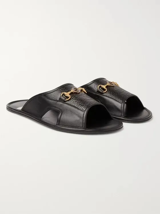 شبشب بجلد منسوج و مفصل على شكل حصان من Gucci