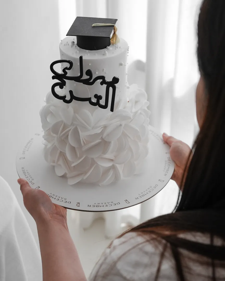 كيكه التخرج البيضاء طبقتين ٦ انش اللولو والويفر