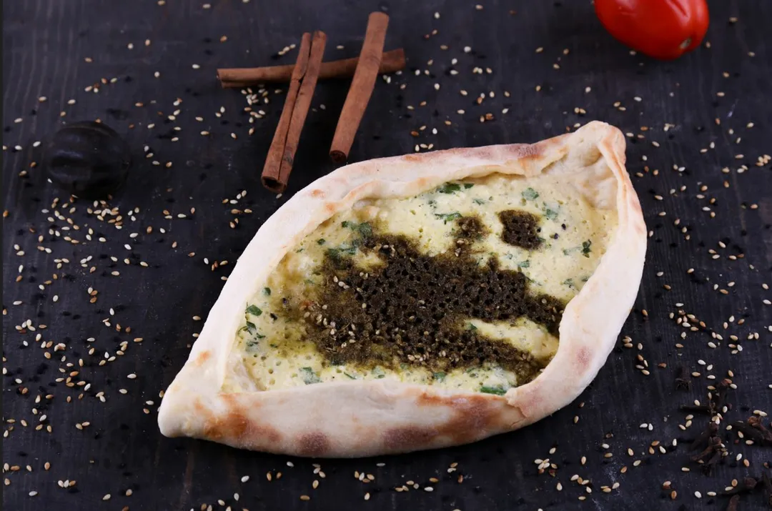 منقوشة جبنة شامية و زعتر