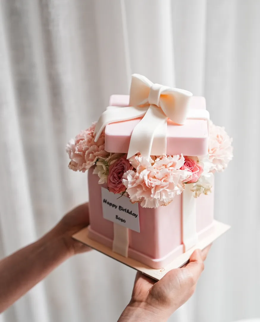 Birthday box cake 4inch with flowers mix chocolate vanilla