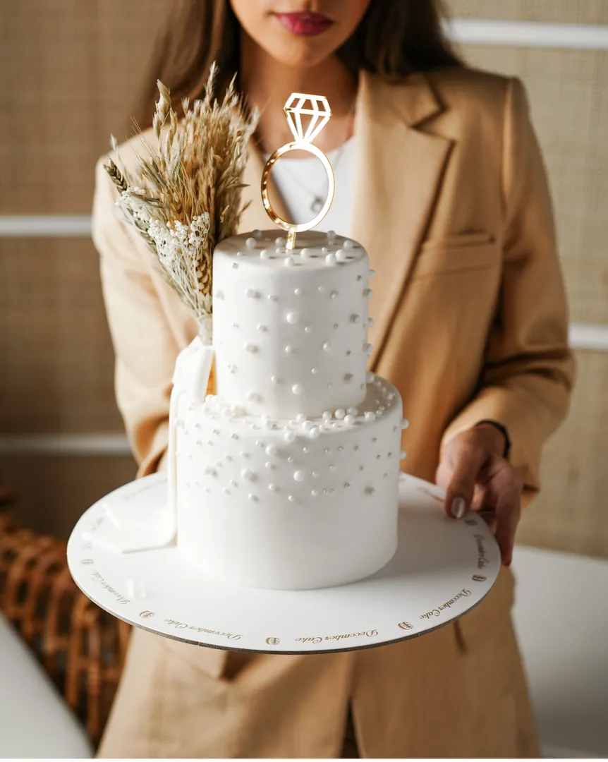 Double white cake with flower ring 💍 6inch