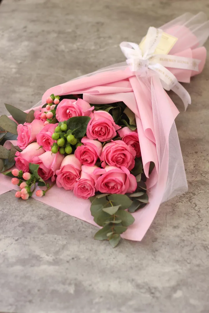 Hand bouquet, pink packaging H9