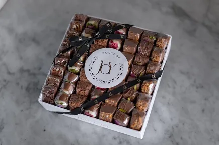 صينية بيضاء مربعة